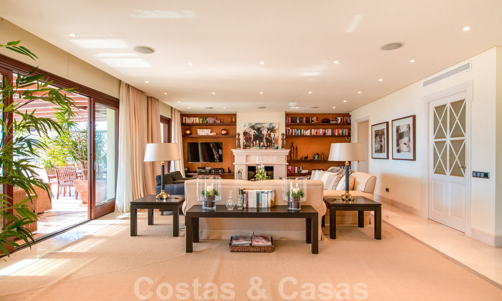 Stijlvol eerstelijns strand penthouse te koop in mediterrane stijl met zeezicht in Los Monteros, Marbella 38075