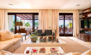 Stijlvol eerstelijns strand penthouse te koop in mediterrane stijl met zeezicht in Los Monteros, Marbella 38077 