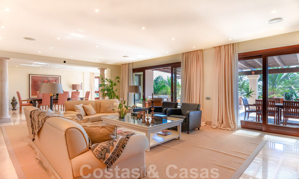 Stijlvol eerstelijns strand penthouse te koop in mediterrane stijl met zeezicht in Los Monteros, Marbella 38078