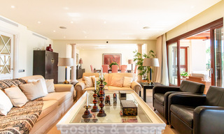 Stijlvol eerstelijns strand penthouse te koop in mediterrane stijl met zeezicht in Los Monteros, Marbella 38079 