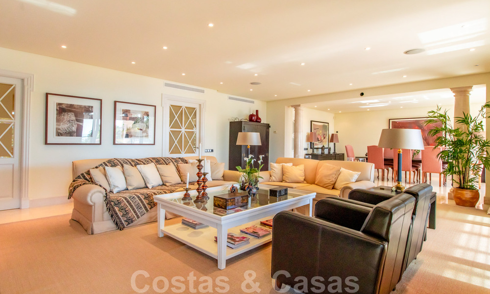 Stijlvol eerstelijns strand penthouse te koop in mediterrane stijl met zeezicht in Los Monteros, Marbella 38080