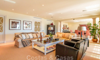 Stijlvol eerstelijns strand penthouse te koop in mediterrane stijl met zeezicht in Los Monteros, Marbella 38080 