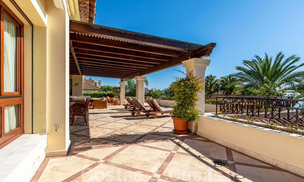 Stijlvol eerstelijns strand penthouse te koop in mediterrane stijl met zeezicht in Los Monteros, Marbella 38081