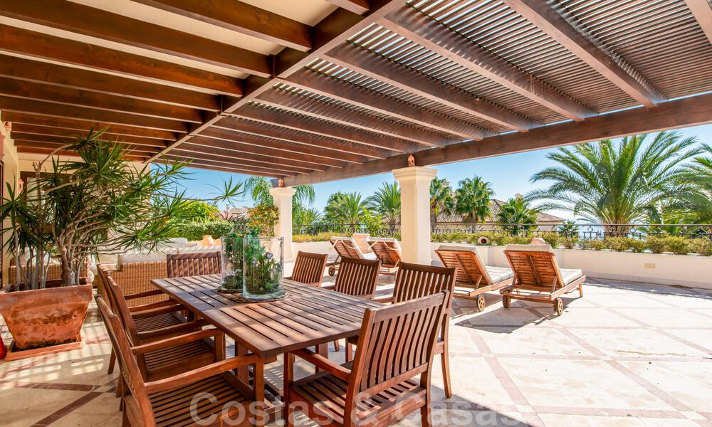 Stijlvol eerstelijns strand penthouse te koop in mediterrane stijl met zeezicht in Los Monteros, Marbella 38083