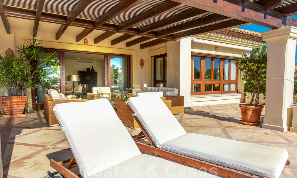 Stijlvol eerstelijns strand penthouse te koop in mediterrane stijl met zeezicht in Los Monteros, Marbella 38085