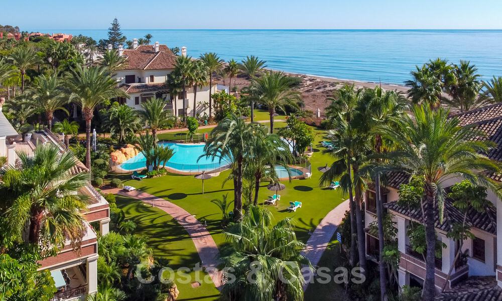 Stijlvol eerstelijns strand penthouse te koop in mediterrane stijl met zeezicht in Los Monteros, Marbella 38096