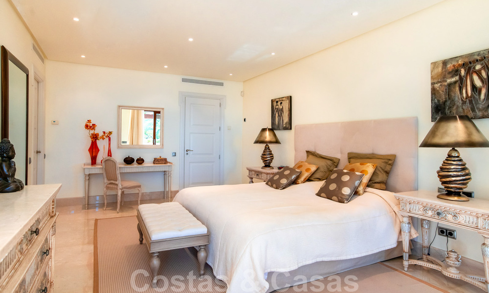 Stijlvol eerstelijns strand penthouse te koop in mediterrane stijl met zeezicht in Los Monteros, Marbella 38097