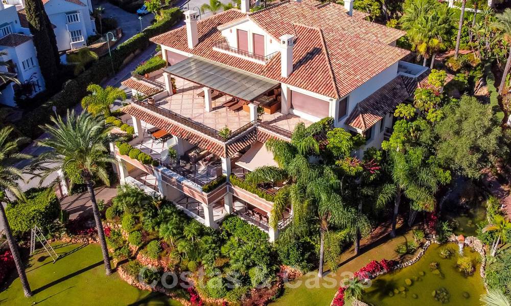 Stijlvol eerstelijns strand penthouse te koop in mediterrane stijl met zeezicht in Los Monteros, Marbella 38101