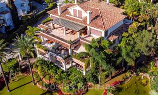 Stijlvol eerstelijns strand penthouse te koop in mediterrane stijl met zeezicht in Los Monteros, Marbella 38101 