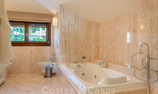 Stijlvol eerstelijns strand penthouse te koop in mediterrane stijl met zeezicht in Los Monteros, Marbella 38102 