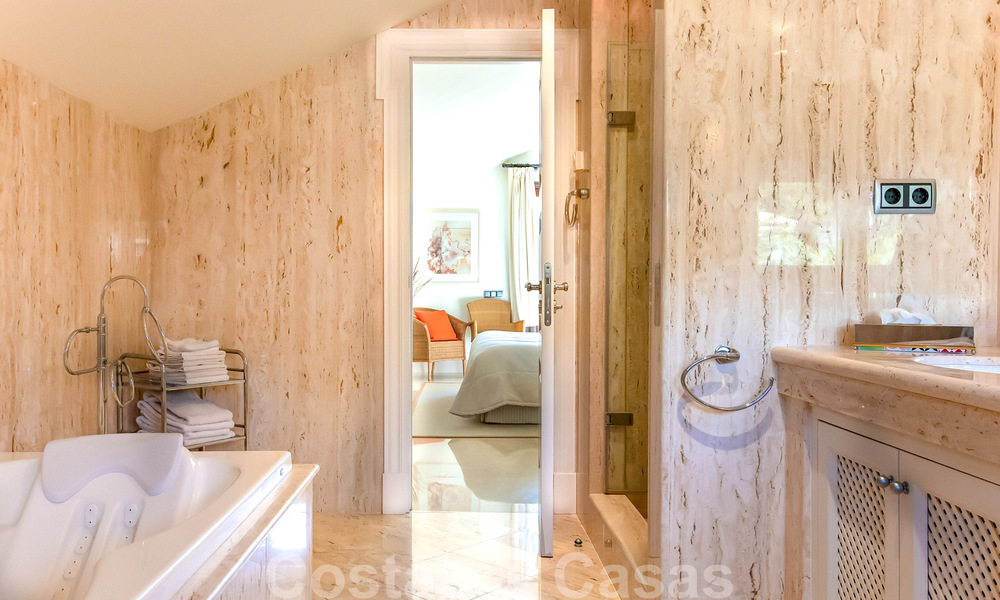 Stijlvol eerstelijns strand penthouse te koop in mediterrane stijl met zeezicht in Los Monteros, Marbella 38103