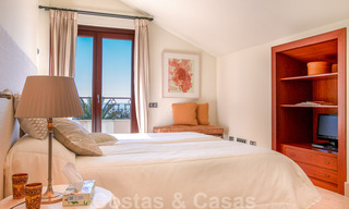 Stijlvol eerstelijns strand penthouse te koop in mediterrane stijl met zeezicht in Los Monteros, Marbella 38104 