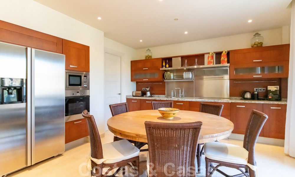 Stijlvol eerstelijns strand penthouse te koop in mediterrane stijl met zeezicht in Los Monteros, Marbella 38109