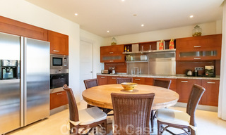 Stijlvol eerstelijns strand penthouse te koop in mediterrane stijl met zeezicht in Los Monteros, Marbella 38109 