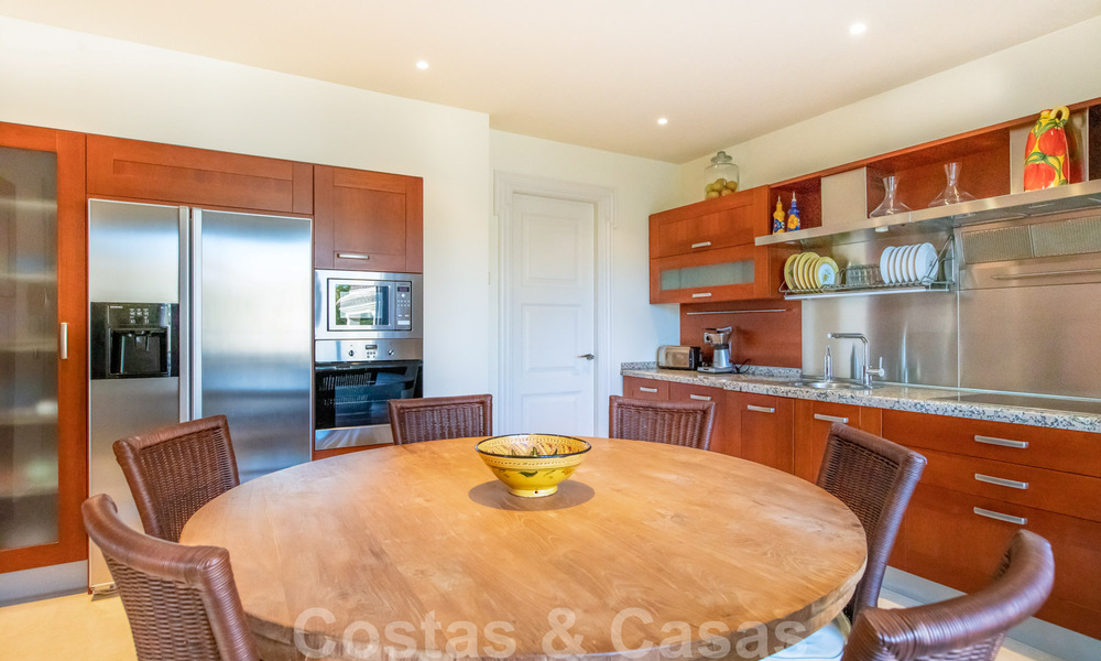 Stijlvol eerstelijns strand penthouse te koop in mediterrane stijl met zeezicht in Los Monteros, Marbella 38110