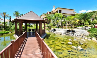 Stijlvol eerstelijns strand penthouse te koop in mediterrane stijl met zeezicht in Los Monteros, Marbella 38114 