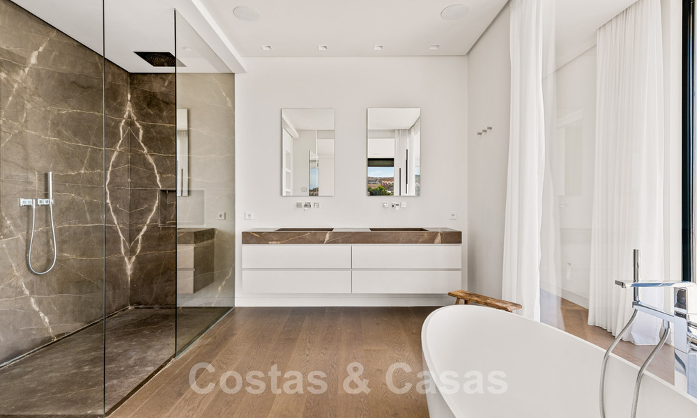 Instapklare, designvilla te koop, met prachtig golfzicht, in een prestigieuze golfwijk in Benahavis - Marbella 38160