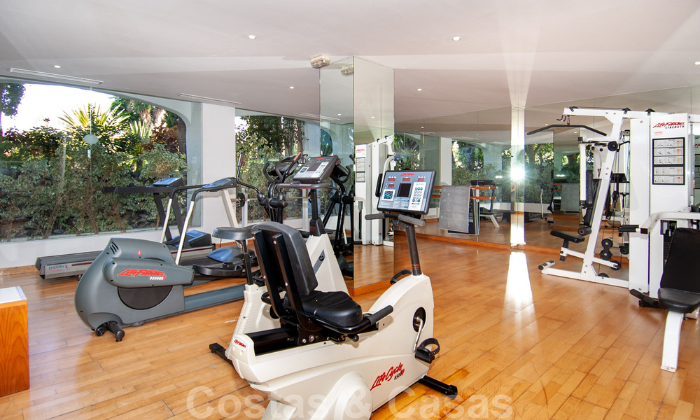 Modern, ruim, designer penthouse te koop a/d strandzijde e/o loopafstand v/h centrum van Puerto Banus in Marbella 38261