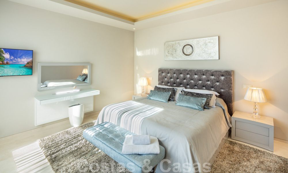 Hedendaagse, stijlvolle luxevilla te koop in een afgeschermde woonwijk op de Golden Mile in Marbella 38276