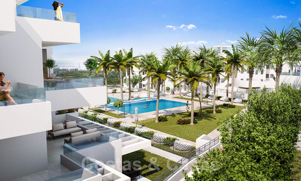 Nieuw project met luxe appartementen en penthouses met privézwembaden en zeezicht, op 500 meter van de zee in Estepona 38407
