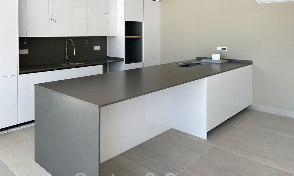 Nieuw project met luxe appartementen en penthouses met privézwembaden en zeezicht, op 500 meter van de zee in Estepona 38418