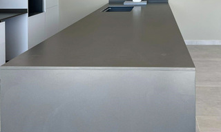 Nieuw project met luxe appartementen en penthouses met privézwembaden en zeezicht, op 500 meter van de zee in Estepona 38419 