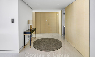Instapklaar, modern, ultra-luxueus appartement te koop, eerstelijnstrand, met open zeezicht, tussen Marbella en Estepona 38422 