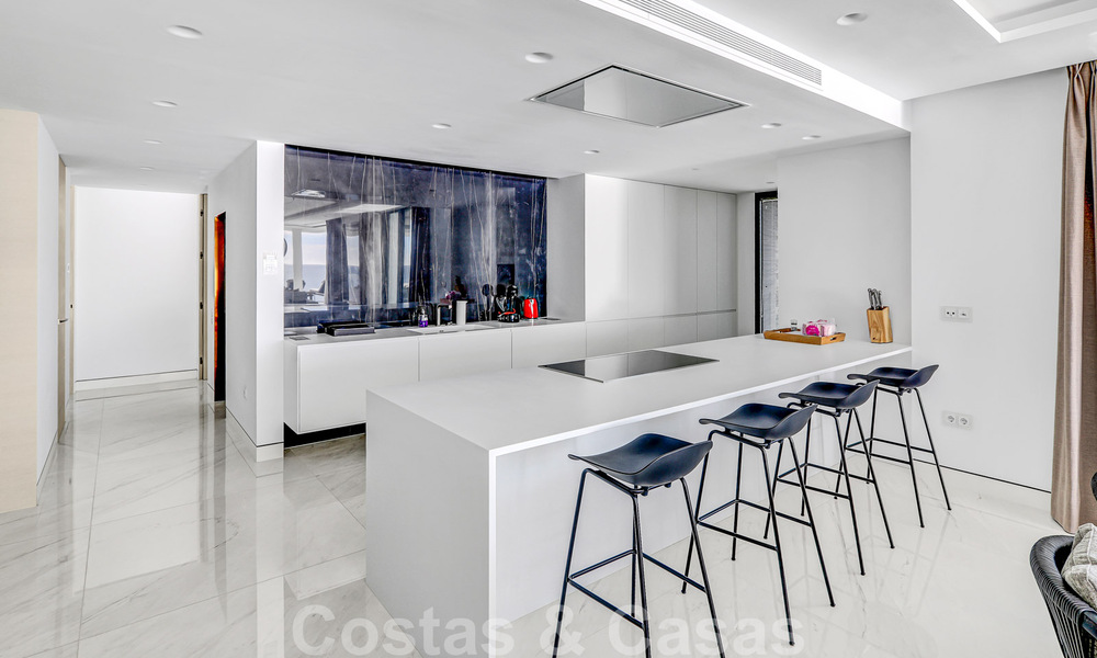 Instapklaar, modern, ultra-luxueus appartement te koop, eerstelijnstrand, met open zeezicht, tussen Marbella en Estepona 38433