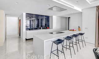 Instapklaar, modern, ultra-luxueus appartement te koop, eerstelijnstrand, met open zeezicht, tussen Marbella en Estepona 38433 