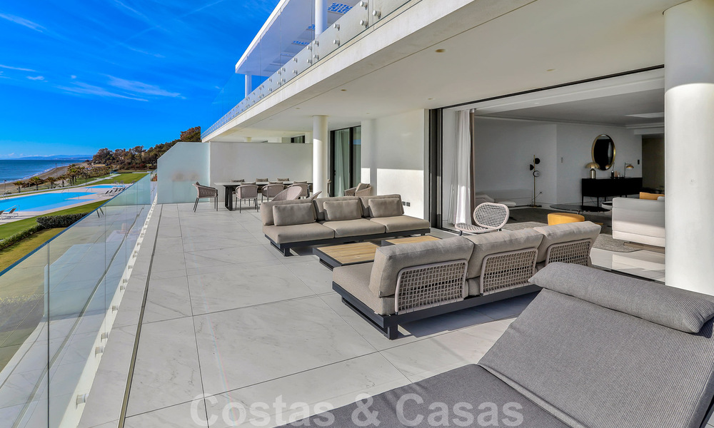 Instapklaar, modern, ultra-luxueus appartement te koop, eerstelijnstrand, met open zeezicht, tussen Marbella en Estepona 38436