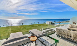 Instapklaar, modern, ultra-luxueus appartement te koop, eerstelijnstrand, met open zeezicht, tussen Marbella en Estepona 38437 