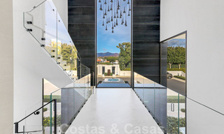 Instapklaar, modern, ultra-luxueus appartement te koop, eerstelijnstrand, met open zeezicht, tussen Marbella en Estepona 38445 