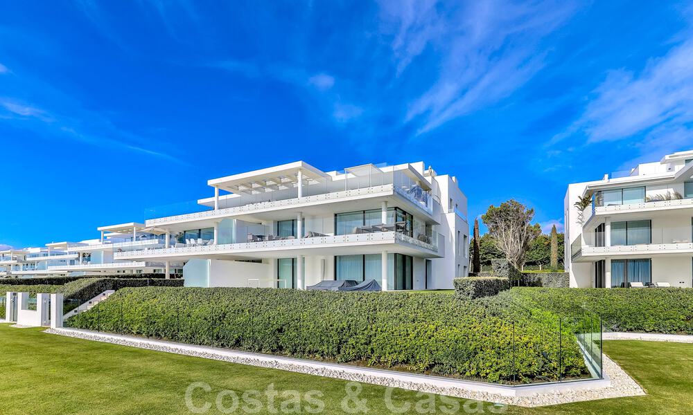 Instapklaar, modern, ultra-luxueus appartement te koop, eerstelijnstrand, met open zeezicht, tussen Marbella en Estepona 38451