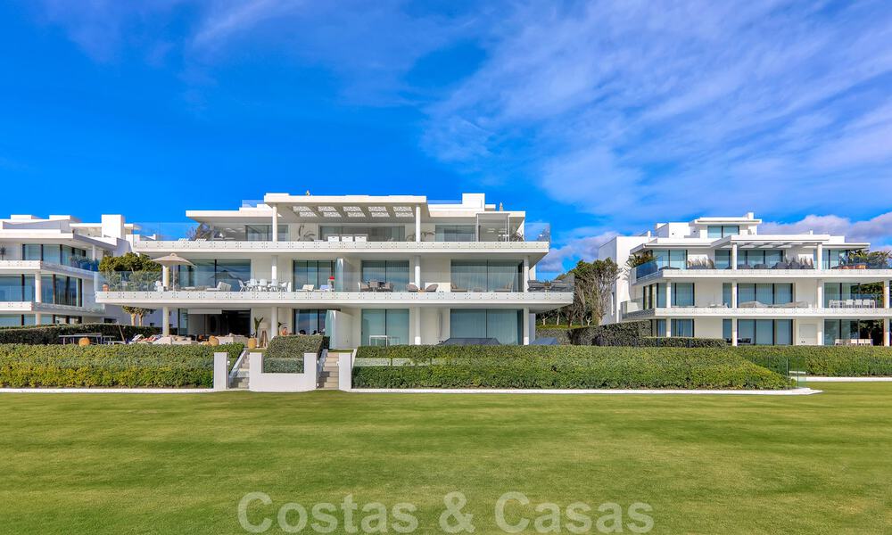 Instapklaar, modern, ultra-luxueus appartement te koop, eerstelijnstrand, met open zeezicht, tussen Marbella en Estepona 38452