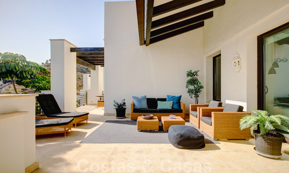 Prachtig, hedendaags penthouse te koop met panoramisch uitzicht op zee in een afgeschermd complex in het exclusieve Benahavis - Marbella 38569