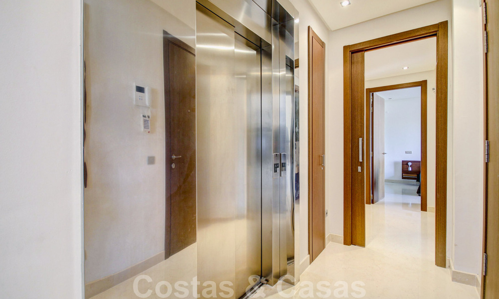 Prachtig, hedendaags penthouse te koop met panoramisch uitzicht op zee in een afgeschermd complex in het exclusieve Benahavis - Marbella 38575