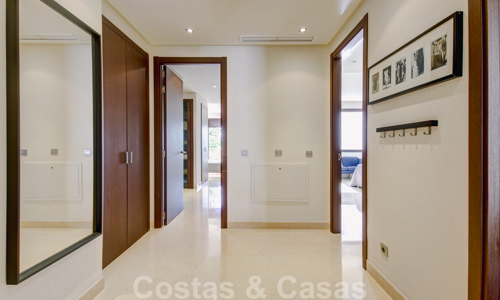 Prachtig, hedendaags penthouse te koop met panoramisch uitzicht op zee in een afgeschermd complex in het exclusieve Benahavis - Marbella 38576