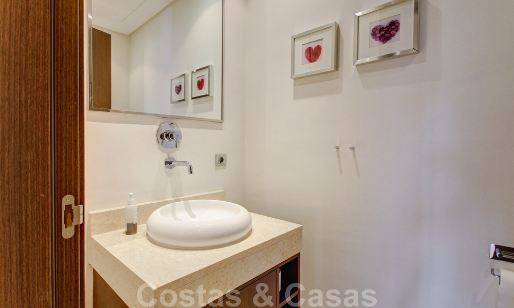 Prachtig, hedendaags penthouse te koop met panoramisch uitzicht op zee in een afgeschermd complex in het exclusieve Benahavis - Marbella 38577