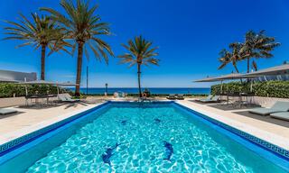 Stijlvol, tweedelijns strandhuis te koop met uitgestrekt zicht op zee in gated beachfront community op de Golden Mile, Marbella 38591 