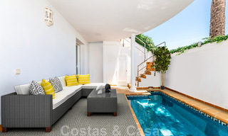 Stijlvol, tweedelijns strandhuis te koop met uitgestrekt zicht op zee in gated beachfront community op de Golden Mile, Marbella 38595 