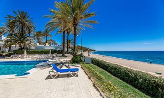 Stijlvol, tweedelijns strandhuis te koop met uitgestrekt zicht op zee in gated beachfront community op de Golden Mile, Marbella 38603 