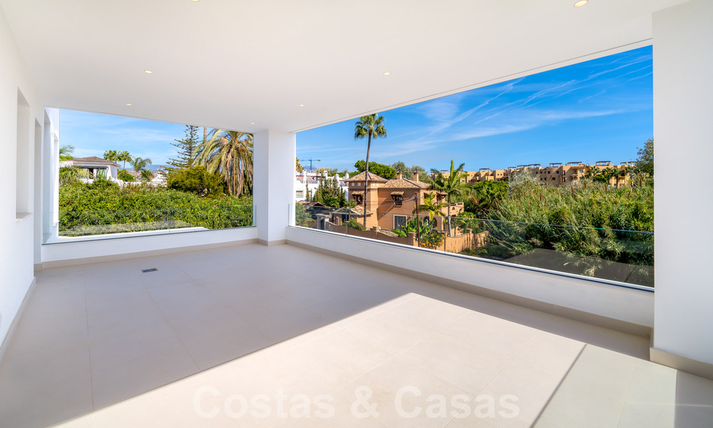 Zeer prijsgunstige, nieuwe, instapklare, moderne, beachside villa te koop op de New Golden Mile tussen Marbella en Estepona, op een steenworp van het strand 38611
