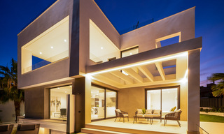 Zeer prijsgunstige, nieuwe, instapklare, moderne, beachside villa te koop op de New Golden Mile tussen Marbella en Estepona, op een steenworp van het strand 38618 