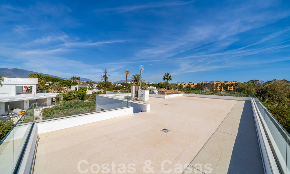 Zeer prijsgunstige, nieuwe, instapklare, moderne, beachside villa te koop op de New Golden Mile tussen Marbella en Estepona, op een steenworp van het strand 38892