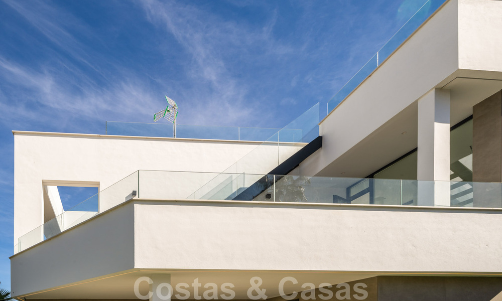 Zeer prijsgunstige, nieuwe, instapklare, moderne, beachside villa te koop op de New Golden Mile tussen Marbella en Estepona, op een steenworp van het strand 38900