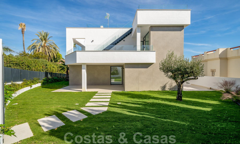 Zeer prijsgunstige, nieuwe, instapklare, moderne, beachside villa te koop op de New Golden Mile tussen Marbella en Estepona, op een steenworp van het strand 38901