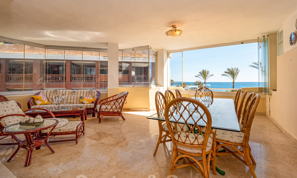 Authentiek, eerstelijns strand appartement te koop met zeezicht op een steenworp van Puerto Banus, Marbella 38620