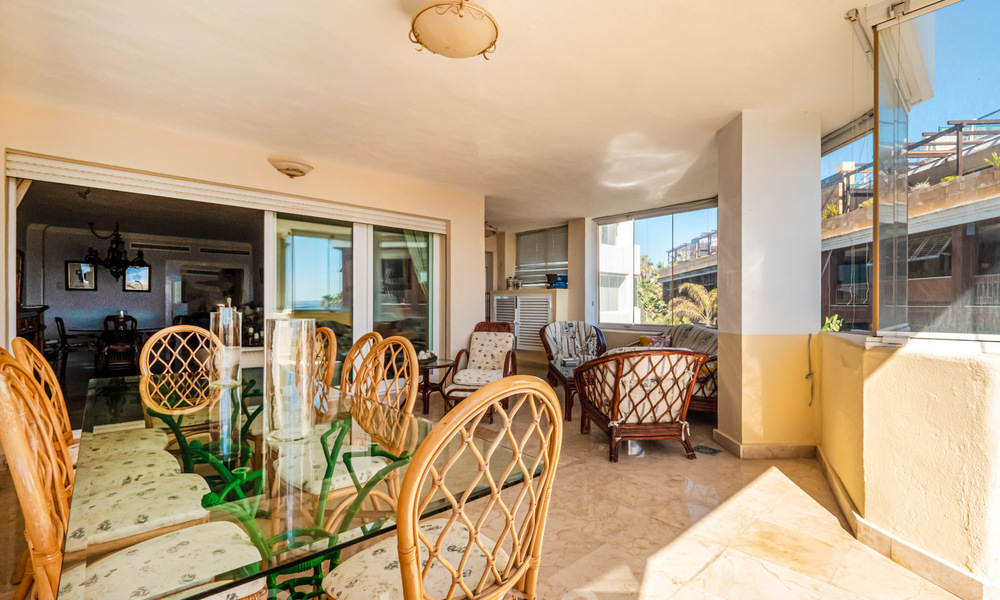 Authentiek, eerstelijns strand appartement te koop met zeezicht op een steenworp van Puerto Banus, Marbella 38622