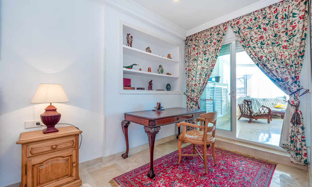 Authentiek, eerstelijns strand appartement te koop met zeezicht op een steenworp van Puerto Banus, Marbella 38634