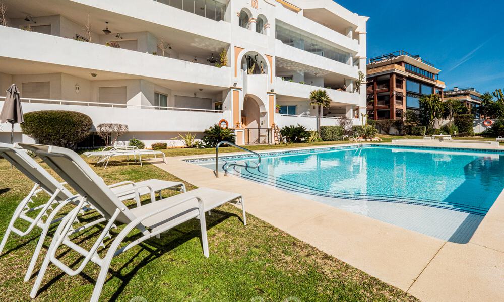 Authentiek, eerstelijns strand appartement te koop met zeezicht op een steenworp van Puerto Banus, Marbella 38652